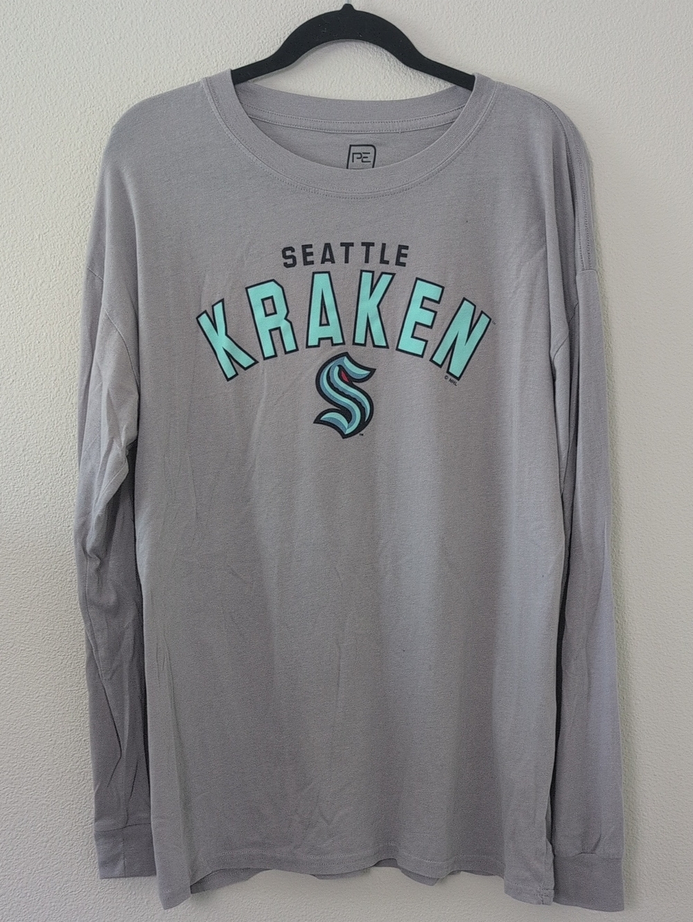 Seattle Kraken Men’s Gray Long Sleeve Tee with Aqua Lettering.Size XL